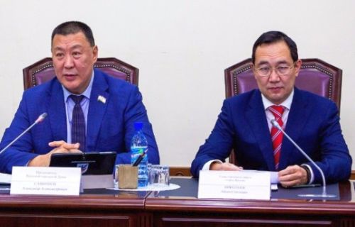 Председатель Якутской городской думы Александр Саввинов (слева) идет как клон экс-мэра Якутска -  и.о. главы Якутии Айсена Николаева?