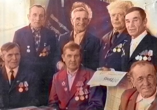 Михаил Андрианович Хвостиков (на фото стоит, второй справа) среди ветеранов района.
