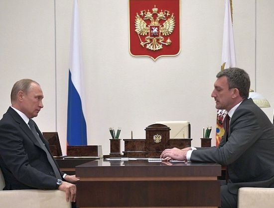 Владимир Путин с временно исполняющим обязанности губернатора Амурской области Василием Орловым.