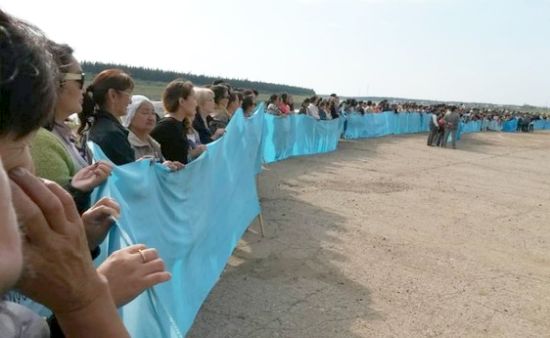 Жители Нюрбинского и Сунтарского улусов вышли на несанкционированные пикеты с вопросом: «Почему АЛРОСА убивает Вилюй?»