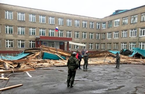 В Советской Гавани во время тайфуна порывами ветра сорвало кровлю школы № 1