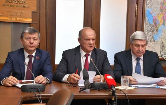 Зампред ЦК КПРФ Д.Г. Новиков, председатель ЦК КПРФ Г.А. Зюганов и первый заместитель председателя ЦК КПРФ И.И. Мельников (слева направо)