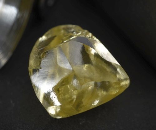 Алмаз массой 28,59 карата глубокого зеленовато-желтого оттенка