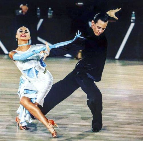 Воспитанники хабаровского  ЦСБТ «Фантазия»  выступили в двух международных турнирах по спортивным танцам во Вьетнаме и в Чехии. В копилке хабаровчан три высшие награды и четвертое место. Это была последняя проверка сил перед главным стартом сезона - Открытым чемпионатом страны в Москве.