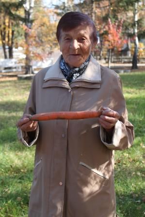 Два года назад Нинель Гвозденко вырастила почти килограммовый огурец. Фото zvportal.ru