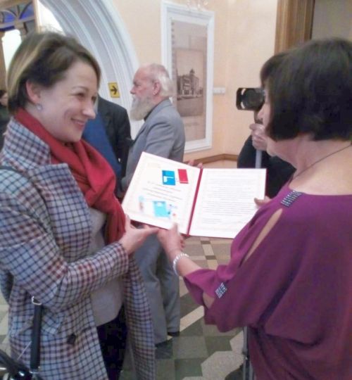 Главный редактор журнала (справа) принимает поздравления