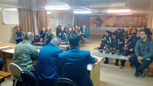 Руководитель Олюторского межрайонного следственного отдела следственного управления СКР по Камчатскому краю Назар Таранов встретился с работниками АО «Аметистовое»