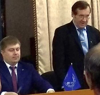 Директор департамента регионального развития РГО (г. Москва) Сергей Корлыханов (слева) поздравил с избранием председателя Хабаровского краевого отделения РГО Алексея Махинова.