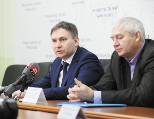 На брифинге заместитель председателя правительства области - начальник управления здравоохранения Валерий Жуков (слева) и заместитель главного врача «станции скорой медицинской помощи» Виктор Назаренко.