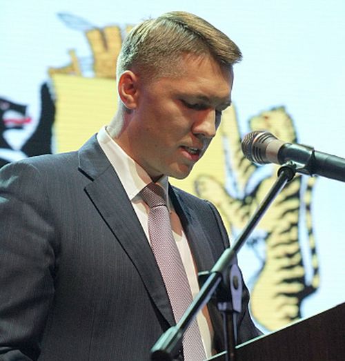 С праздником поздравил горожан глава района Денис Андреев.