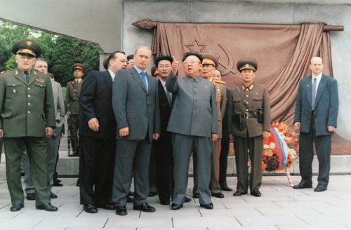 Владимир Путин встретился с Ким Чен Иром в Пхеньяне в июле 2000 года почти сразу после того, как стал президентом России. Фото предоставлено ГК КНДР.