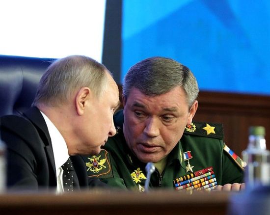 На расширенном заседании коллегии Министерства обороны. Владимир Путин с начальником Генерального штаба Вооружённых Сил Российской Федерации - первым заместителем Министра обороны Валерием Герасимовым.