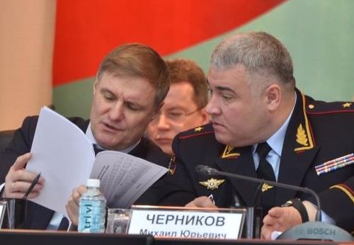 Сергей Луговской (слева) просто шикует?