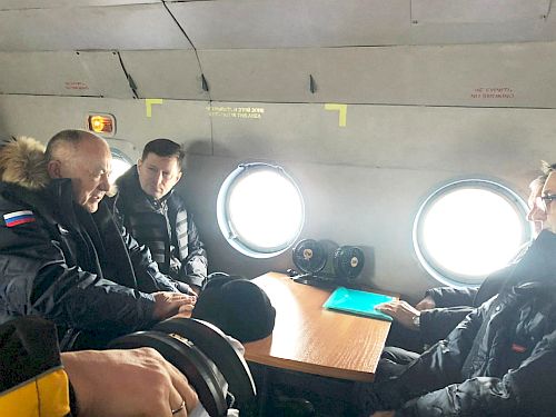 Сергей Фургал (второй слева) вылетел на место схода оползня в Верхнебуреинском районе