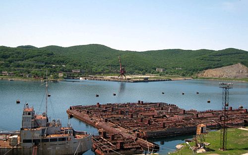 Трехотсечные блоки атомных подводных лодок ТОФ на плаву в бухте Разбойник: сейчас почти все они уже поставлены на долговременное хранение на берегу