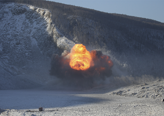 Пробита протока в обвале скальных пород на реке Бурея