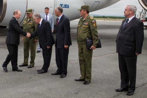 Владимир Путин, будучи на Сахалине, не счел возможным слетать на "спорные" Курильские острова. А через несколько дней после этого снял со всех постов и Виктора Ишаева буквально накануне сентябрьского дня победы над Японией. Фото Алексея Баяндина