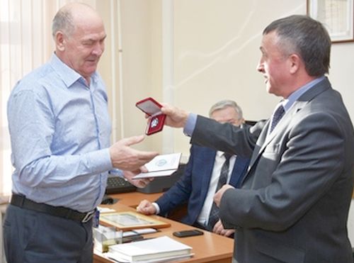 Заместитель председателя Избирательной комиссии Хабаровского края Василий Агуленко (справа) наградил Олега Сливина памятным знаком крайизбиркома «За активную работу на выборах» II степени