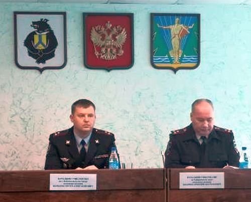 Начальник Управления МВД России по Хабаровскому краю Дмитрий Ильичев (справа) представил нового руководителя УМВД по Комсомольску-на-Амуре Сергея Царькова.