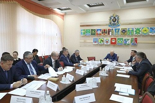 В Законодательной думе Хабаровского края под председательством вице-спикера Юрия Матвеева состоялось совещание по вопросу совершенствования системы централизованной поставки топлива в районы края и снижения его стоимости