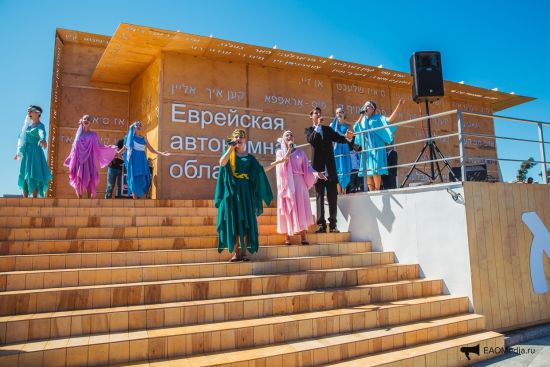 Помните, на экономическом форуме во Владивостоке - ЕАО была представлена павильоном в виде «Ковчега»? По имеющейся у меня информации, 10 млн рублей одолжила руководству области предприниматель Лю Сяо. Оформили их, видимо, как спонсорскую помощь, но, судя по всему, обещали непременно компенсировать...