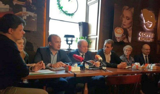 Члены нового общественного движения «Время перемен», в центре - ректор ТОГУ, член высшего совета партии «Единая Россия» Сергей Иванченко