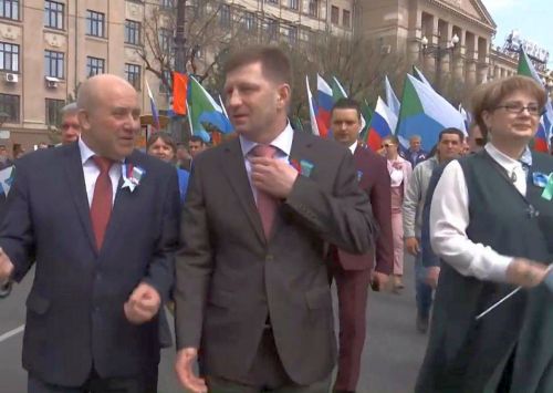 Первый ряд Первомайской демонстрации в Хабаровске: мэр Хабаровска Сергей Кравчук, губернатор Хабаровского края Сергей Фургал и сенатор Елена Грешнякова (слева направо)