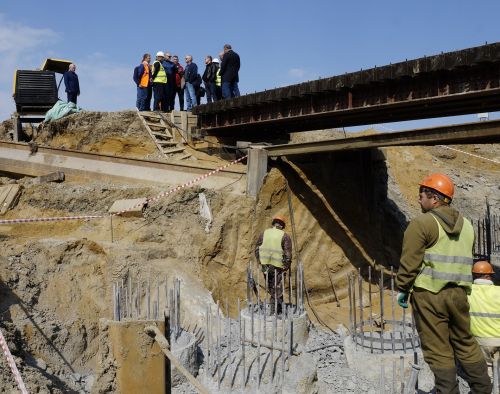 На Сахалин уже завезена большая часть необходимых для перешивки оборудования и материалов. Фото автора