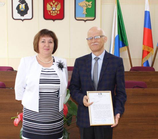 Председатель Собрания депутатов Амурского района Светлана Аксёнова вручила вновь избранному главе района Павлу Боровлёву решение Собрания депутатов