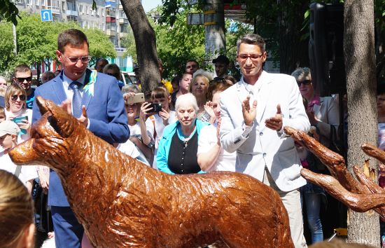 На открытии «комсомольской Хатико» собаки Найды (слева - мэр Комсомольска Андрей Климов, справа - Евгений Попов). Фото: komcity.ru