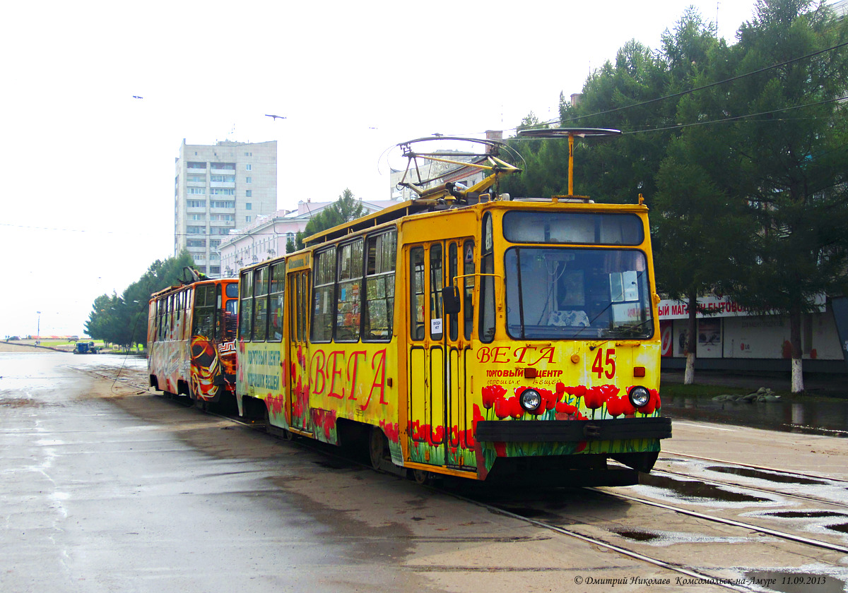 Трамвай в челночной спарке во время наводнения 2013 г. Движение до Набережной не прекращалось даже при отсутствии доступа к кольцу. Но прекратилось полностью с приходом к власти Климова и Ко...