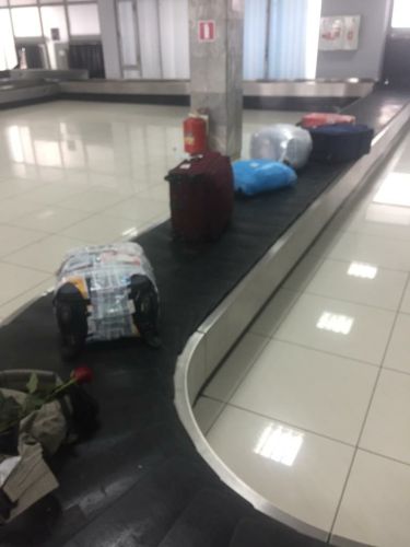«Пока шли поиски массовой пропажи, на транспортере появились около трех десятков чемоданов, но, увы, с другого аэрофлотовского рейса, по некоторым данным, совсем не хабаровского,  а иногороднего», - цитата пострадавшего хабаровчанина. Фото одного из пассажиров шереметьевского рейса 1710.