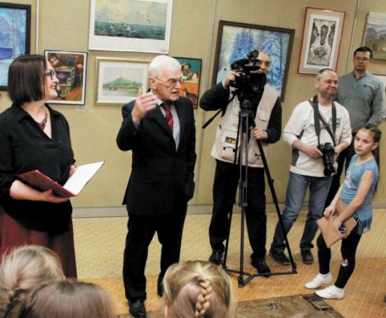 Директор областного художественного музея («Музей современного искусства ЕАО») Борис Юрьевич Косвинцев создал и сохранил музей