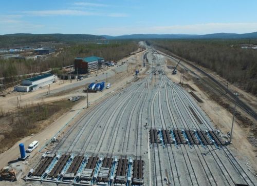 Станция Тында расположена в центре Байкало-Амурской магистрали, на пересечении с северной железнодорожной линией Нерюнгри – Бамовская. Переработка вагонопотоков ведется здесь одновременно по четырем направлениям: Тында–Нерюнгри, Тында–Сковородино, Тында–Тайшет, Тында–Комсомольск-на-Амуре. Фото пресс-службы ДВЖД