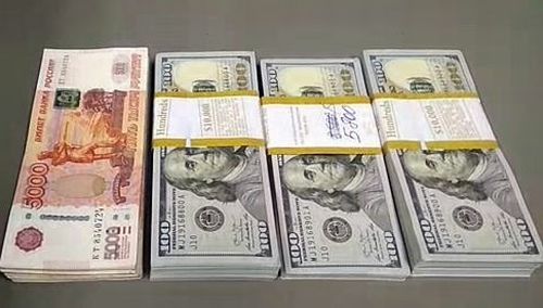 Сверток с банкнотами: 25 800 долларов США и 305 000 рублей обнаружили таможенники в ручной клади. Фото автора