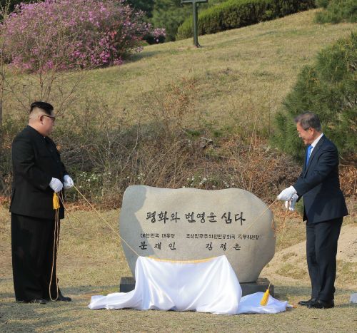 Открытие памятного знака на 38-й параллели, как символа единой Кореи. Фото предоставлено ГК КНДР