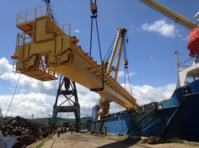 Согласно контрактным требованиям, отгрузка обоих кранов должна осуществляться единой партией, поэтому на ССРЗ был собран полный комплект оборудования, а также проведена контрольная сборка мостов кранов. Фото пресс-центра УМЗ