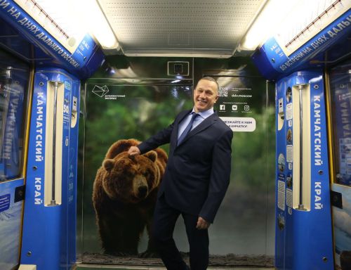 Юрий Трутнев: "Мы не планируем вручить гектар каждому. Наша цель была в том, чтобы экономически активные люди, которые готовы трудиться и создавать что-то новое, имели такую возможность - без волокиты и многомесячных хождений по инстанциям. Эта цель достигнута, люди гектар получают. И сейчас мы хотим помочь им в двух вопросах. Во-первых, предоставить льготную ипотеку на строительство дома на выделенном гектаре". Фото РГ