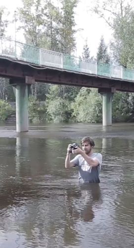 Оператору - речка по колено. Фото автора 