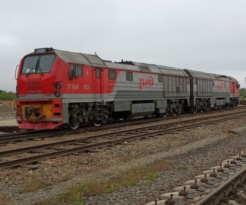 Локомотив серии ТГ-16М переставили на «широкие» колесные пары непосредственно на самой станции. Фото пресс-службы ДВЖД