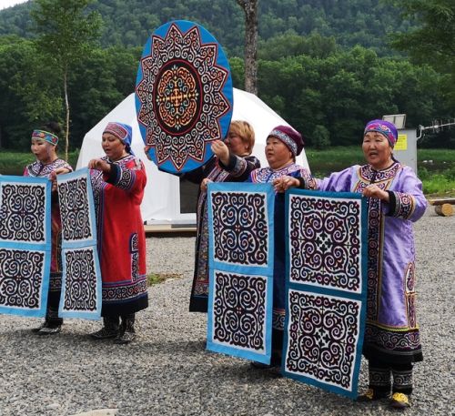 Приятным дополнением мероприятия стали выступления фольклорно-народного ансамбля "Илга дярини", что в переводе с нанайского – поющие узоры. Фото автора