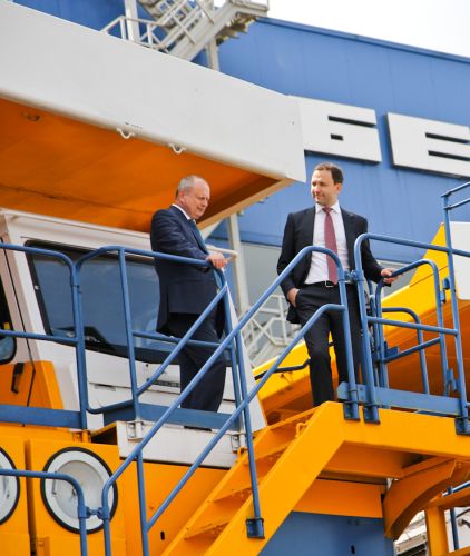 Знакомил с предприятием Илью Гордюшева первый заместитель генерального директора по технической политике и инновационным технологиям – главный инженер Олег Степук.