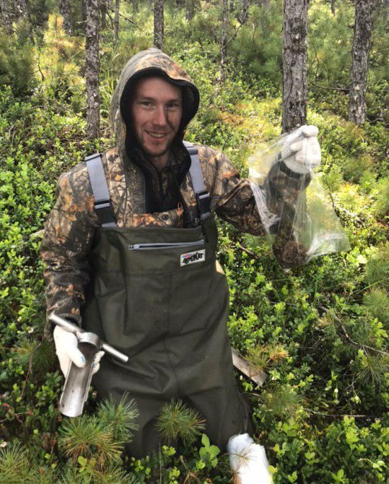 Специалист - почвенный зоолог из МГУ проводит отбор почвенных монолитов для дальнейшей экстракции из них мелких беспозвоночных. Отбор осуществляется на Сахалине на месте заброшенного поселения.