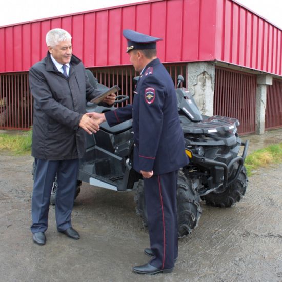 Министр подчеркнул, что без транспортных средств повышенной проходимости обойтись в регионе практически невозможно, и передал личному составу окружного управления новую маневренную технику - 2 аэролодки, катер и квадроцикл