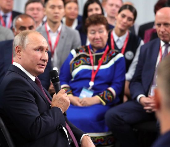 Владимир Путин встретился с представителями общественности для обсуждения вопросов развития Дальнего Востока.