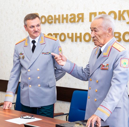 Военный прокурор Восточного военного округа Сергей Заряев поздравил Владимира Гуриновича с юбилеем 