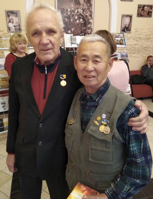 Ветераны краевой писательской организации Константин Бельды (справа) и Александр Лозиков. Фото автора.