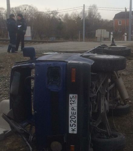 В результате ДТП пострадали водитель автомобиля и пассажир. Пресс-служба ДВЖД