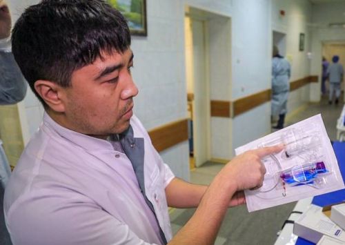 Реаниматолог Валерий Пяк: "Негодные для использования материалы мы применяем лишь для обучения студентов. Но никак не при лечении людей". Фото пресс-служба правительства Сахалинской области