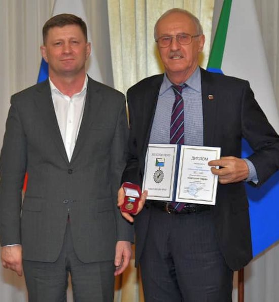 Губернатор Хабаровского края Сергей Фургал вручил «Золотое перо» Станиславу Глухову (справа), 13 января 2020 г.